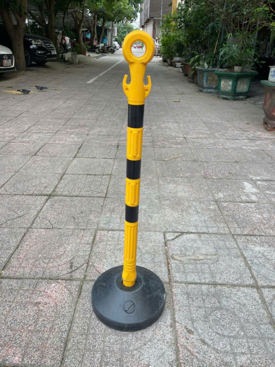 Tác dụng của cọc tiêu giao thông trong phân luồng và cảnh báo an toàn 
