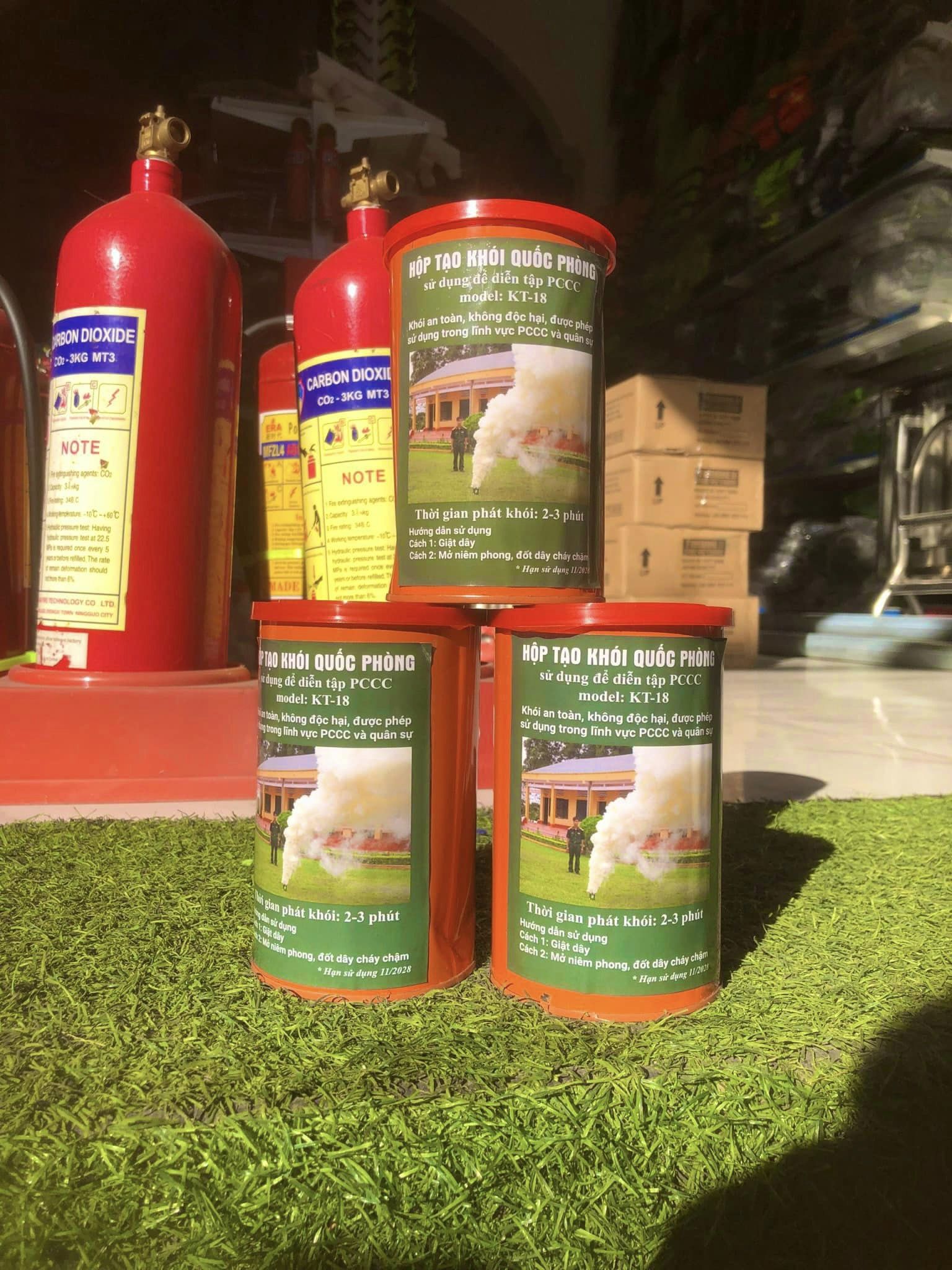 Quả tạo khói Quốc phòng - Công cụ hỗ trợ đắc lực trong diễn tập phòng cháy  chữa cháy